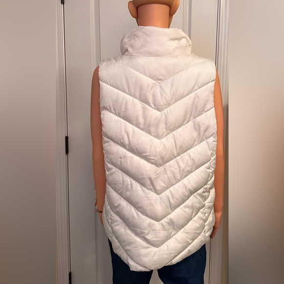 White Puff Vest in a size XL. Excellent condition. - Picture 4 of 6